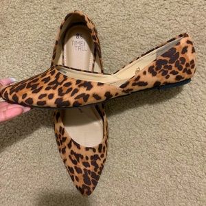 Pointed cheetah print flats